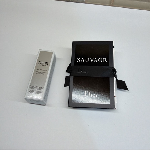 Dior Capture Totale Luxury Skincare & Sample Gift Set - Picture 2 of 2